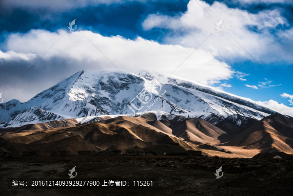 雪山光影卡拉庫(kù)里湖
