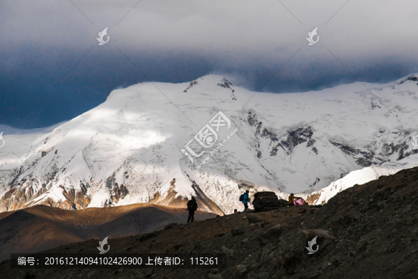雪山高原卡拉庫里湖