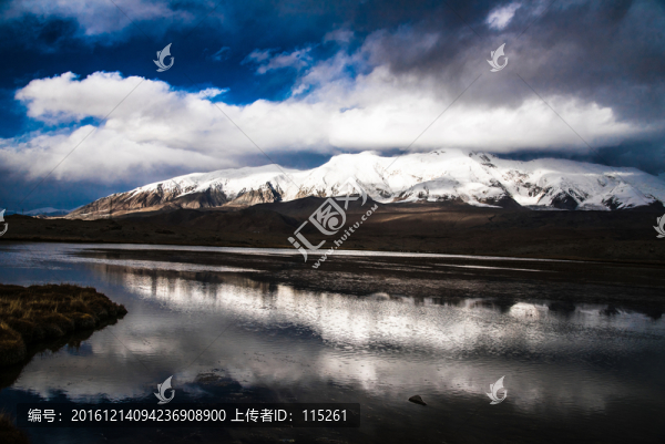 高原藍(lán)天雪山倒影