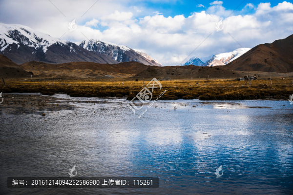 雪山倒影卡拉庫里湖