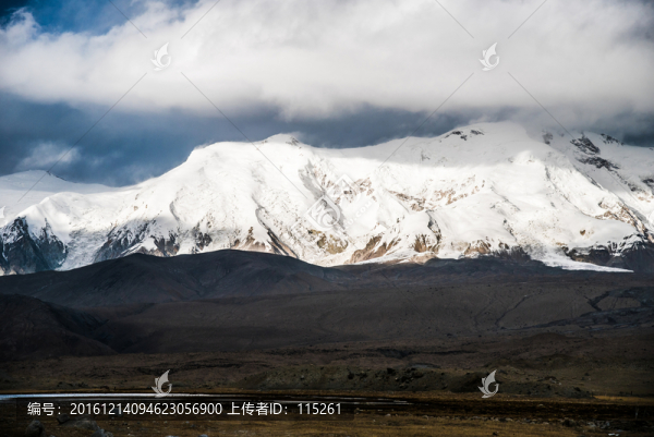 雪山倒影帕米爾高原