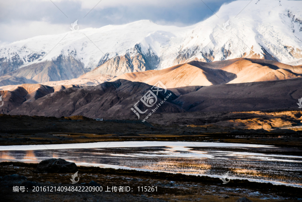 卡拉庫里湖雪山倒影