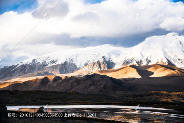 雪山倒影帕米爾高原