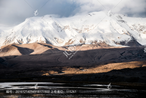 卡拉庫里湖雪山倒影