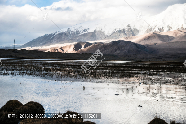 雪山倒影卡拉庫里湖