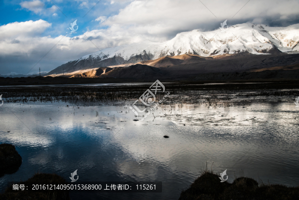 雪山倒影卡拉庫里湖