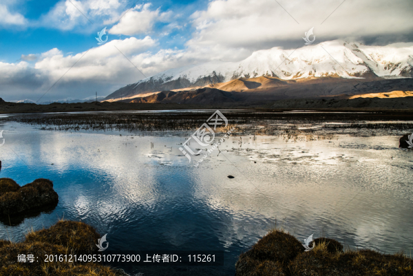高原藍(lán)天雪山倒影