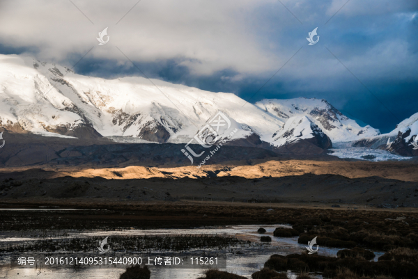 雪山卡拉庫里湖