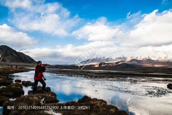 雪山倒影卡拉庫里湖