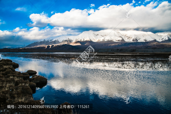 卡拉庫(kù)里湖倒影