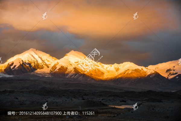 日照金山雪山
