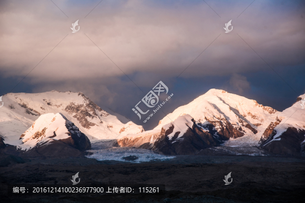 雪山日照金山