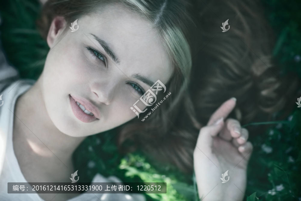 年輕女子躺在草地上的肖像
