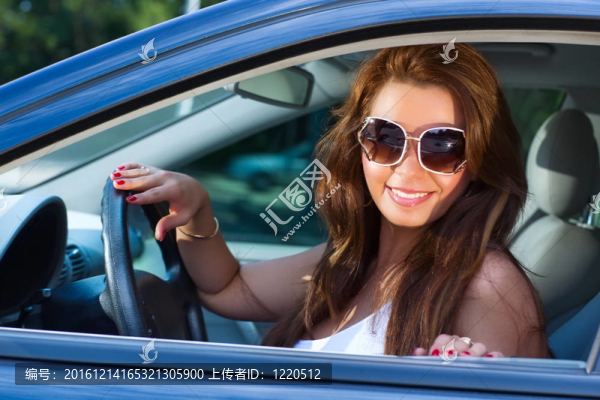 汽車畫像中的女人