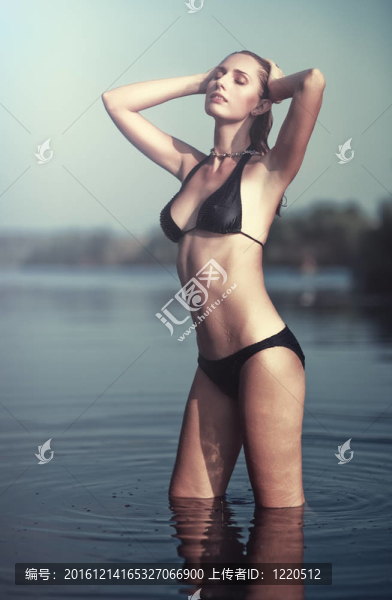 河流中的年輕女子