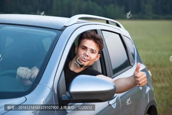 年輕人望著車外
