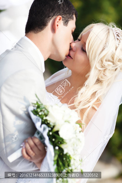 年輕的新婚夫婦