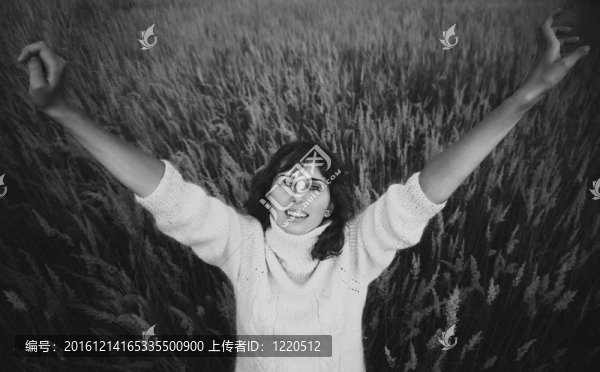 夏日田野上的年輕女子