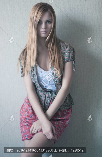 墻壁背景的年輕女人