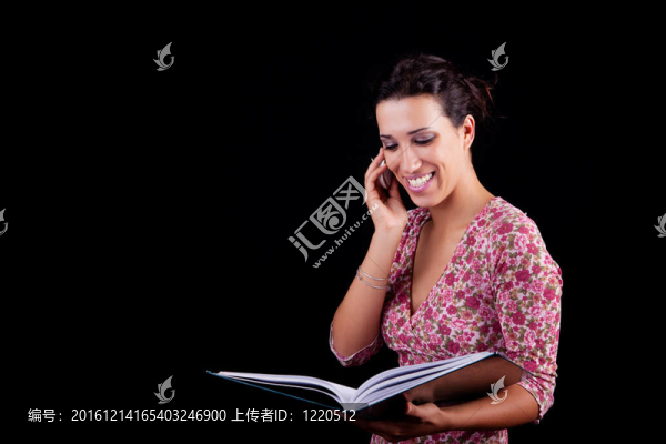 美麗的黑人婦女在閱讀信息；孤立的黑色背景