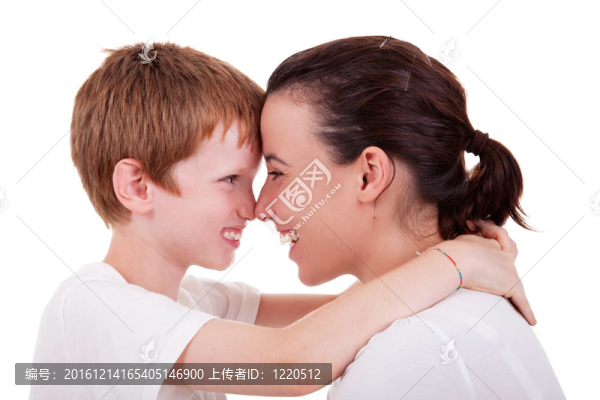 母親和兒子擁抱臉頰到臉頰；孤立的白色背景；工作室拍攝