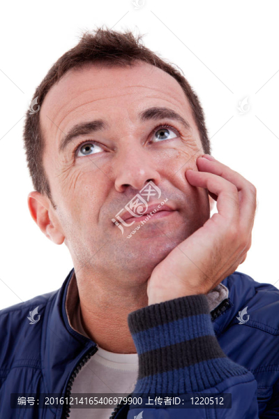 一個英俊中年男子的肖像；一只手放在臉上；在白色背景上。工作室拍攝