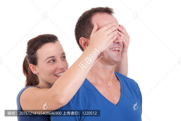 一個幸福的女人的畫像覆蓋著他的男人的眼睛；使他驚訝