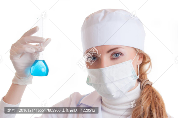 實驗室用化學(xué)玻璃器皿的女科學(xué)家