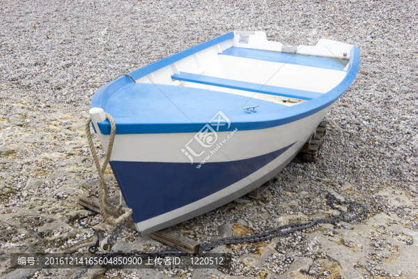 藍(lán)色和白色的卵石海灘的船