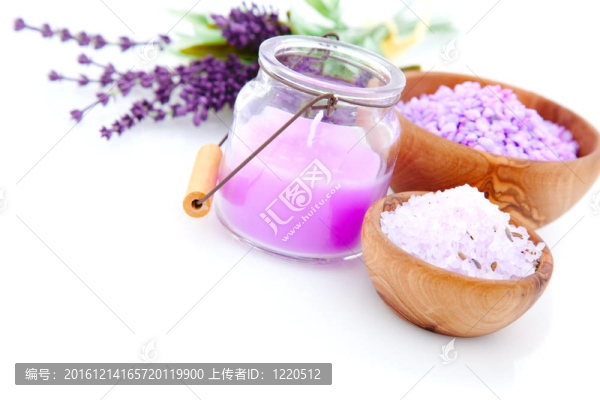 薰衣草沐浴鹽；白色背景