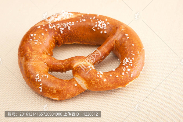 新鮮的德國(guó)椒鹽脆餅（bretzel）