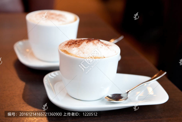 在白杯卡布奇諾