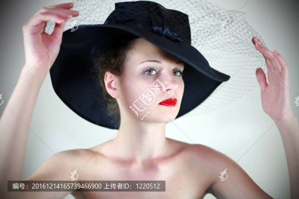 一個(gè)戴帽子的可愛女孩的肖像