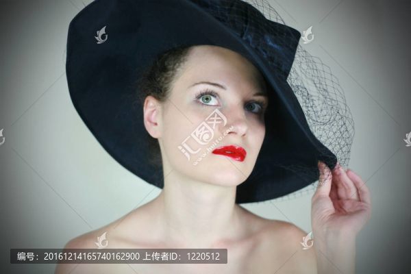 可愛女孩在復(fù)古帽子的肖像