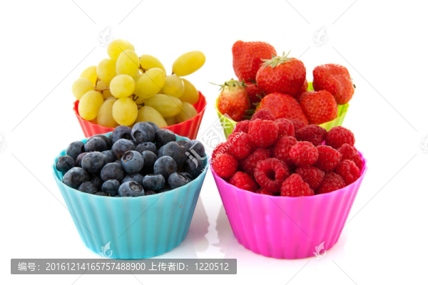 彩色杯子里的新鮮水果