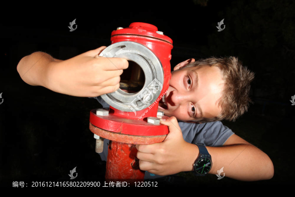 男孩冒充消防栓