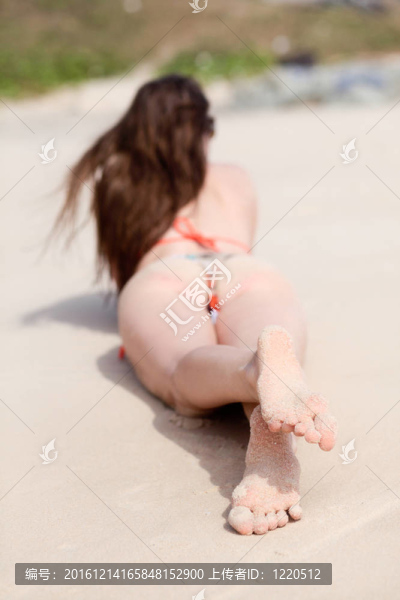 女人穿著泳衣
