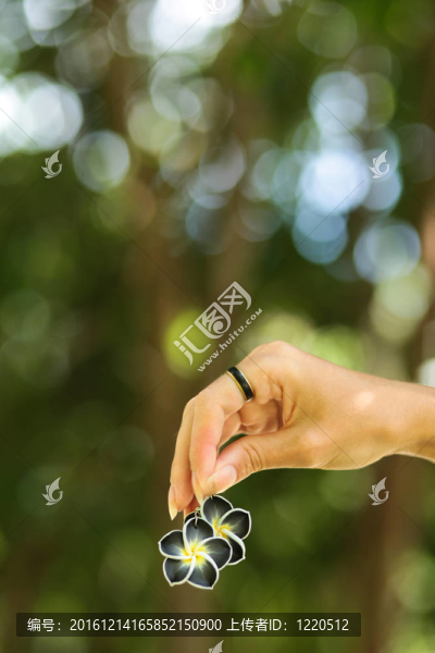 女人的手和耳環(huán)