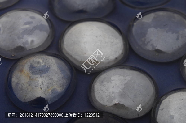 藍(lán)色背景上的一些圓形玻璃卵石