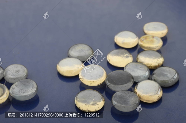 藍色背景上的一些圓形玻璃卵石