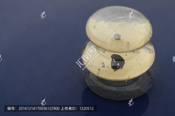 藍色背景上的一些圓形玻璃卵石
