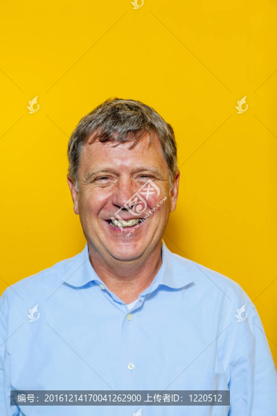 微笑的快樂的人
