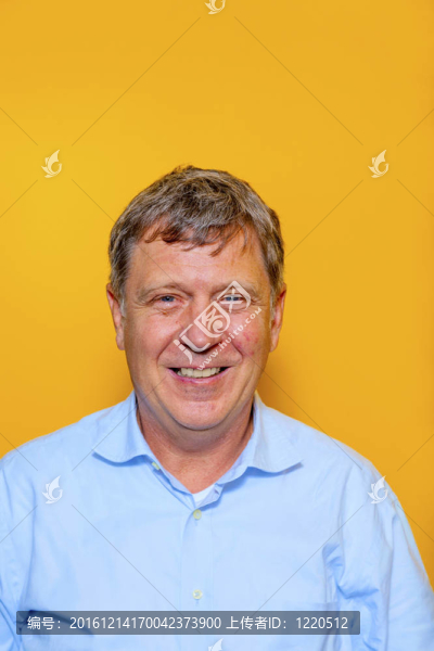 微笑的快樂的人