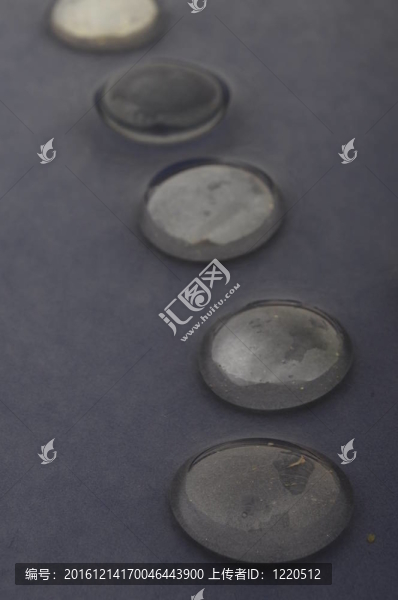 藍(lán)色背景上的一些圓形玻璃卵石