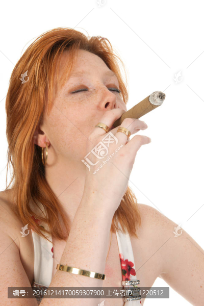 年輕女子正在抽雪茄