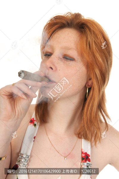 年輕女子正在抽雪茄