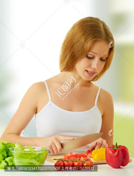 年輕婦女；在廚房里準備晚餐的蔬菜沙拉