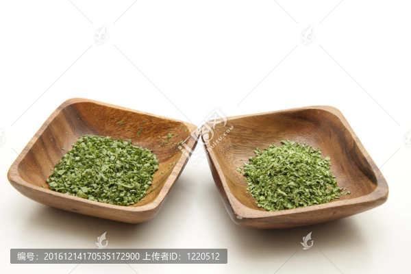 碗里的香菜和韭菜