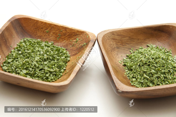 碗里的香菜和韭菜