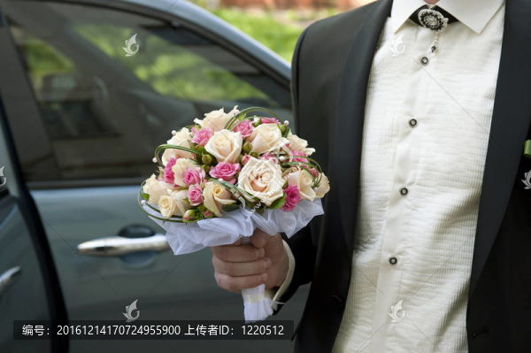 新郎手上的婚禮花束